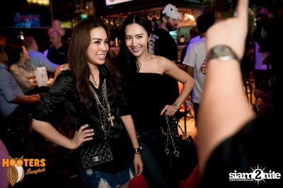 Friday Night at Hooters Bangkok, Sukhumvit Soi 15 — photo 122