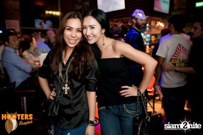 Friday Night at Hooters Bangkok, Sukhumvit Soi 15 — photo 123
