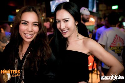 Friday Night at Hooters Bangkok, Sukhumvit Soi 15 — photo 124