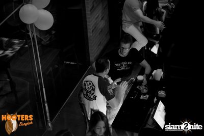 Friday Night at Hooters Bangkok, Sukhumvit Soi 15 — photo 126