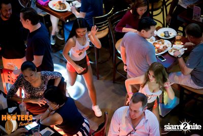Friday Night at Hooters Bangkok, Sukhumvit Soi 15 — photo 129
