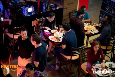 Friday Night at Hooters Bangkok, Sukhumvit Soi 15 — photo 130