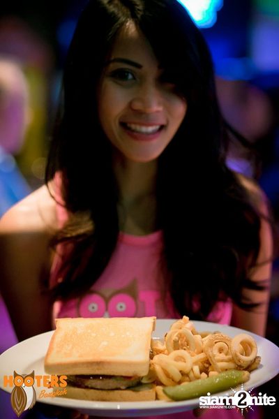 Friday Night at Hooters Bangkok, Sukhumvit Soi 15 — photo 135