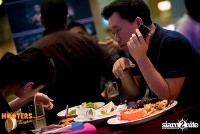 Friday Night at Hooters Bangkok, Sukhumvit Soi 15 — photo 136