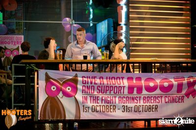 Friday Night at Hooters Bangkok, Sukhumvit Soi 15 — photo 137