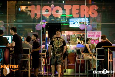 Friday Night at Hooters Bangkok, Sukhumvit Soi 15 — photo 138
