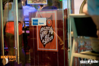 Friday Night at Hooters Bangkok, Sukhumvit Soi 15 — photo 140