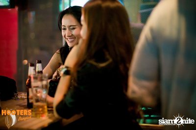 Friday Night at Hooters Bangkok, Sukhumvit Soi 15 — photo 141