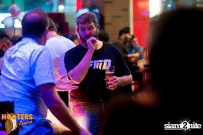 Friday Night at Hooters Bangkok, Sukhumvit Soi 15 — photo 144