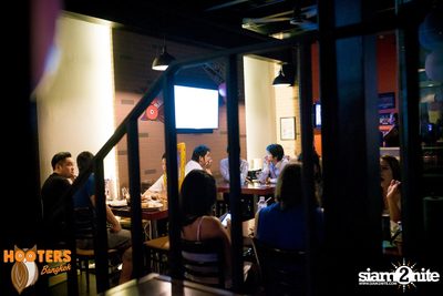 Friday Night at Hooters Bangkok, Sukhumvit Soi 15 — photo 146