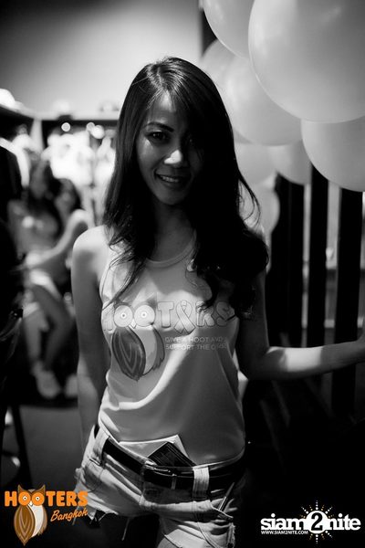 Friday Night at Hooters Bangkok, Sukhumvit Soi 15 — photo 147