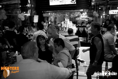 Friday Night at Hooters Bangkok, Sukhumvit Soi 15 — photo 149