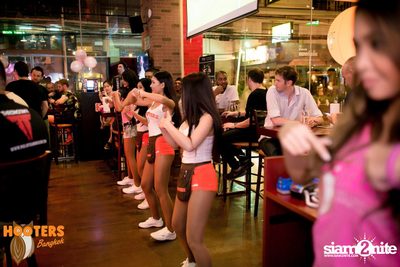 Friday Night at Hooters Bangkok, Sukhumvit Soi 15 — photo 151