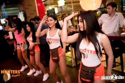 Friday Night at Hooters Bangkok, Sukhumvit Soi 15 — photo 153
