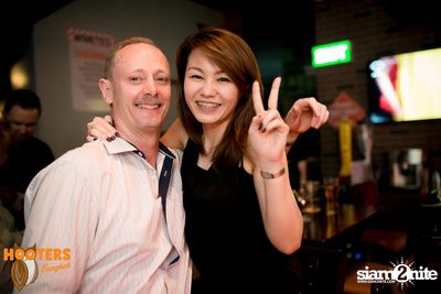 Friday Night at Hooters Bangkok, Sukhumvit Soi 15 — photo 154