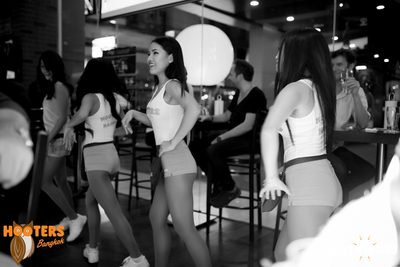 Friday Night at Hooters Bangkok, Sukhumvit Soi 15 — photo 155