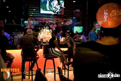 Friday Night at Hooters Bangkok, Sukhumvit Soi 15 — photo 159