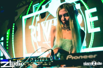 Grey Goose นำเสนอ TGIF : Cosmic Gate ที่ สตูดิโอ ไลฟ์ ฮอลล์ — photo 14