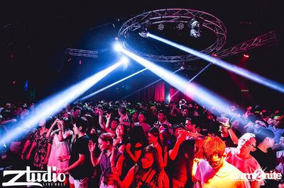 Grey Goose นำเสนอ TGIF : Cosmic Gate ที่ สตูดิโอ ไลฟ์ ฮอลล์ — photo 74