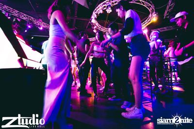 Grey Goose นำเสนอ TGIF : Sidney Samson ที่ สตูดิโอ ไลฟ์ ฮอลล์ — photo 76