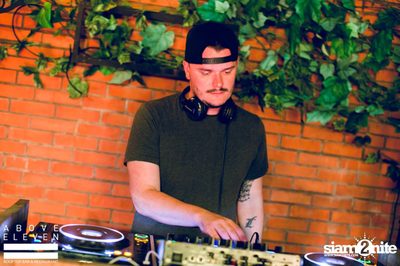 Dancing Under The Stars กับ DJ Neon ที่ อโบฟ อีเลฟเว่น — photo 6