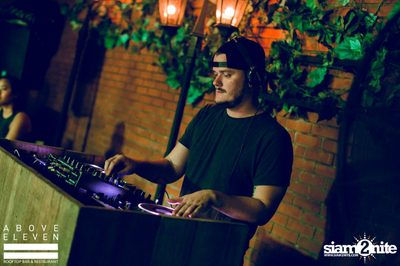 Dancing Under The Stars กับ DJ Neon ที่ อโบฟ อีเลฟเว่น — photo 12
