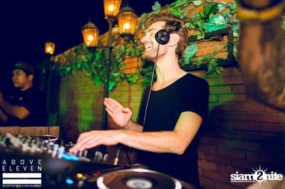 Dancing Under The Stars กับ DJ Neon ที่ อโบฟ อีเลฟเว่น — photo 109
