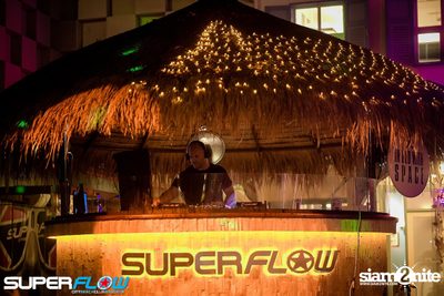 In Bed With Space | Matt Caseli & Dona Amelia at Superflow — photo 10