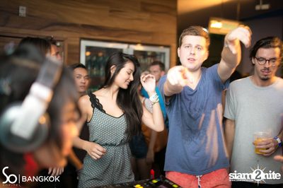 SO POOL PARTY ที่ เดอะ วอเทอร์ คลับ โรงแรมโซฟิเทล โซ — photo 136
