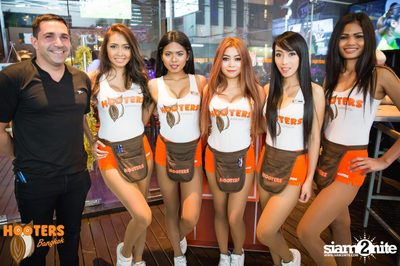 Friday Night at Hooters Bangkok, Sukhumvit Soi 15 — photo 1