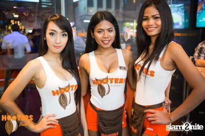 Friday Night at Hooters Bangkok, Sukhumvit Soi 15 — photo 3