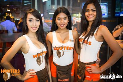 Friday Night at Hooters Bangkok, Sukhumvit Soi 15 — photo 4