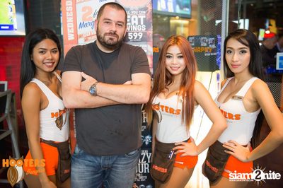 Friday Night at Hooters Bangkok, Sukhumvit Soi 15 — photo 6