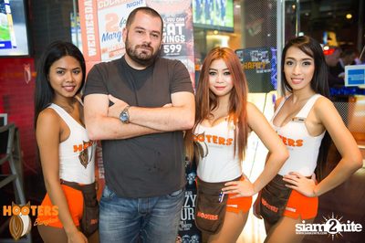 Friday Night at Hooters Bangkok, Sukhumvit Soi 15 — photo 7