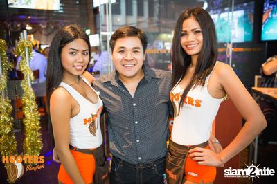 Friday Night at Hooters Bangkok, Sukhumvit Soi 15 — photo 8