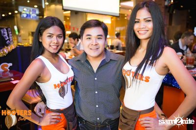 Friday Night at Hooters Bangkok, Sukhumvit Soi 15 — photo 9