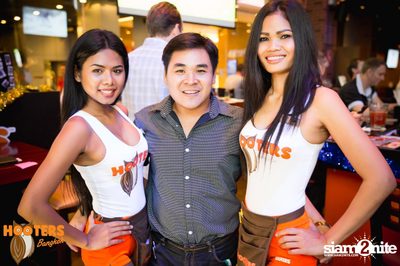 Friday Night at Hooters Bangkok, Sukhumvit Soi 15 — photo 10