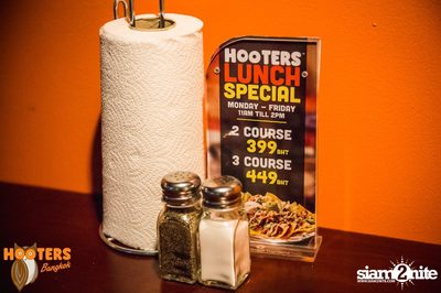 Friday Night at Hooters Bangkok, Sukhumvit Soi 15 — photo 12