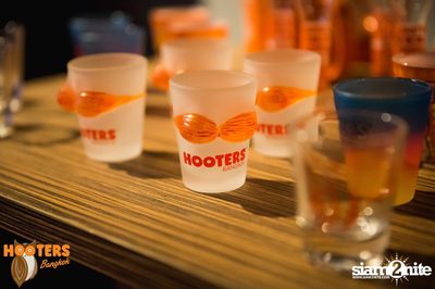 Friday Night at Hooters Bangkok, Sukhumvit Soi 15 — photo 13