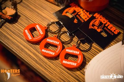 Friday Night at Hooters Bangkok, Sukhumvit Soi 15 — photo 14