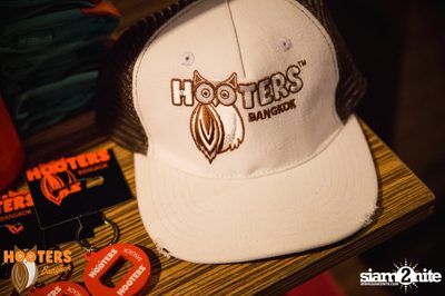 Friday Night at Hooters Bangkok, Sukhumvit Soi 15 — photo 15