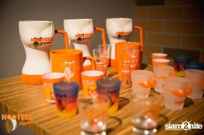 Friday Night at Hooters Bangkok, Sukhumvit Soi 15 — photo 16