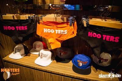 Friday Night at Hooters Bangkok, Sukhumvit Soi 15 — photo 18
