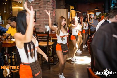 Friday Night at Hooters Bangkok, Sukhumvit Soi 15 — photo 19