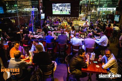 Friday Night at Hooters Bangkok, Sukhumvit Soi 15 — photo 21