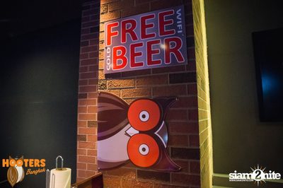 Friday Night at Hooters Bangkok, Sukhumvit Soi 15 — photo 22