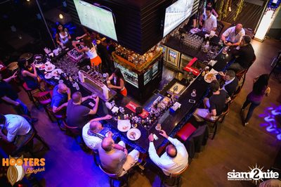Friday Night at Hooters Bangkok, Sukhumvit Soi 15 — photo 23