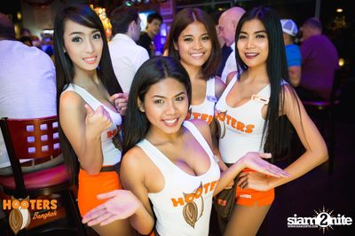 Friday Night at Hooters Bangkok, Sukhumvit Soi 15 — photo 27
