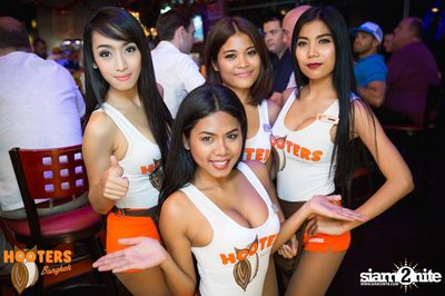 Friday Night at Hooters Bangkok, Sukhumvit Soi 15 — photo 28