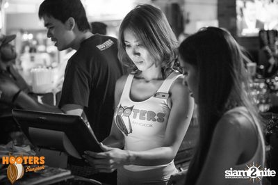 Friday Night at Hooters Bangkok, Sukhumvit Soi 15 — photo 31